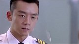 美女是安检人员，帅哥过安检时被她翻个底朝天，原来帅哥是她男友