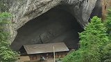 贵州深山一洞穴居然住有人家，喝山洞顶上滴下来的水，太奇特了！
