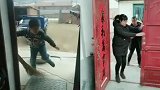 趣事精选，大哥你的动作非常豪放呢