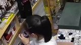 男子进店后掏出一叠现金，指着女店员胸部说：我是你儿子要吃奶