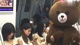 网红熊在地铁上强行搭讪小姐姐，真是调皮