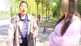 两美女公园斗嘴，叫来光棍小伙评理，小伙说的话太搞笑了