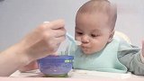 记录五个月的小宝宝第一次吃饭,小眼神好奇地四处张望,好萌啊！