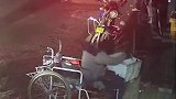 坐轮椅的男子为消防车让道不慎摔倒，消防员立刻下车扶起，接下来的一幕更令人感动……