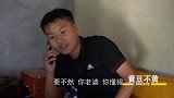 两口子攒了半年的钱回村炫富，见人就发红包，最后亏大了