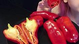 看看美女怎么吃红辣椒，大口大口吃的真美