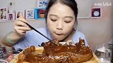 小姐姐大口吃牛蹄筋吃饺子，吃起来真香，天天这么迟也不见长胖