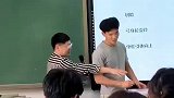 北京体育大学上课时，让同学展示背阔肌