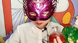 小姐姐吃小海马瓶子果冻，娇萌可爱，水润清爽酸甜好滋味