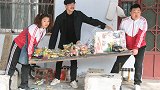 兄妹俩去小卖部买东西，结果发现零食都过期了，兄妹俩直接销毁