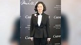 赌王女儿何超琼出席珠宝展，高贵气质不输众女星