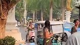 不防水的妆容碰到泼水节，小姐姐太难过了