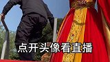 3米高的不倒翁小姐姐，每次表演都很认真的检查衣服，小姐姐加油不倒翁 向往的油菜花