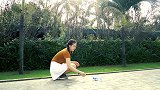 哈哈太笑人了，小姐姐路边玩儿塑料瓶，男子当垃圾回收了