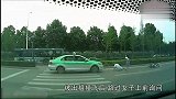 女子碰上二把刀司机，上演躲不开的车祸！