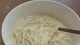 夫妻冷战妻子自己煮面条，想偷吃老公做的菜却被敲筷子