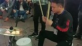 这油漆桶要敲烂多少个啊