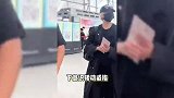 关晓彤晒美照，食指中指无名指都戴了戒指，疑回应无名指戒指争议