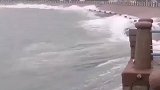这么大的浪还能上岸，水性真的很好