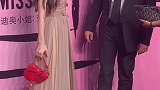 angelababy 米色纱裙出席活动，心情不错和高层老板互动！