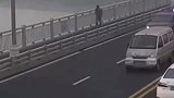 经过的交警眼疾手快一把救下跳桥男子，挽救了一个家庭
