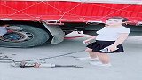 换下轮胎2800没了，女司机真的心疼呀！