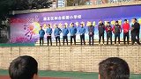 重庆斯威走进农民工子弟小学 大牌球员与小朋友同场踢球
