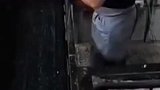 男子拉鱼一个没够着