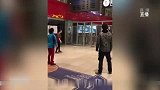 综合-17年-帕托车站跟大爷大妈踢毽子 踢咋样自己看-新闻