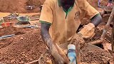非洲小哥在矿场淘金，靠手工慢慢过滤，一天产量很低