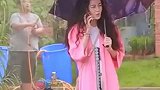 人工降雨，迪丽热巴拍完就忍不住笑，因为旁边都是努力造雨的大叔