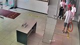 湖北一男子到卫生院上厕所被拦 持长刀乱挥发泄不满