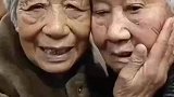 八旬姐妹再相逢，妹妹碰着姐姐的脸，眼泪在打转