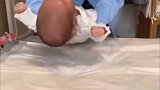 月嫂示范，如何给新生儿练习抬头，接下来宝宝的表情好萌！