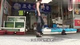 狗狗每天上街乞讨，别的不要只要钱，结局令人哭笑不得