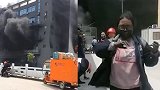 浙江嘉兴泡沫公司突发火灾 滚滚黑烟熏黑众人