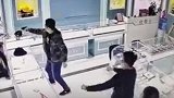 监拍！男子商场持水果刀劫持店员索要枪支 被电击枪瞬间制服