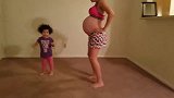 孕妈妈跟女儿跳孕妇健身操，身材灵活根本不像是怀孕的样子