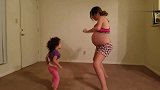孕妈妈跟女儿跳孕妇健身操，身材灵活根本不像是怀孕的样子