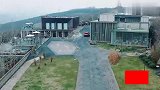 论干饭我只服张含韵，大伙都在夸万茜，她却只在乎手上拎的特产