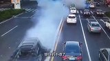 监拍：路虎路口行驶中突然爆炸，致两人惨死车内！