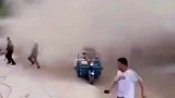 重点不是穿错了，而是站起来了