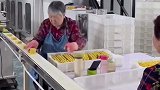 大妈手速不输年轻人，七十岁还出来工作