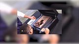 篮球-17年-球迷球星亲如一家 萌神库里与萌娃互赠礼物-新闻