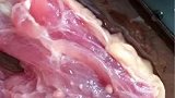 女子买了一块猪肉，里面居然有白色颗粒