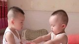 一岁双胞胎兄弟打架，太吓人差点两败俱伤，这绝对是戏精上身