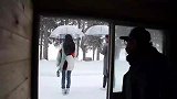 窦骁和娜扎在大暴雪中开机拍摄，窦骁冷得瑟瑟发抖要吃手手了