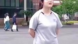 家长会当天女生等待父母的到来