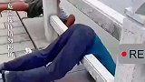 大叔集体趴围栏晨练，姿势惊人