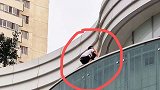 小伙和女友闹分手欲跳楼 民辅警飞身扑救4秒拽回一条命